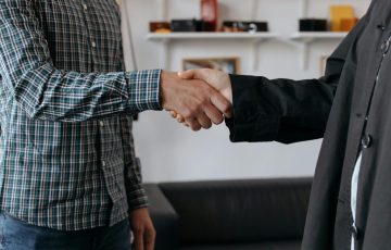 Bizim için bir proje teslimatta bitmez. Sisteminiz devreye girdikten sonra da yanınızdayız — optimizasyon süreçlerinde, ekip eğitimlerinde ve büyüme hedeflerinizde. Müşterilerimizin başarısı, bizim referansımızdır.