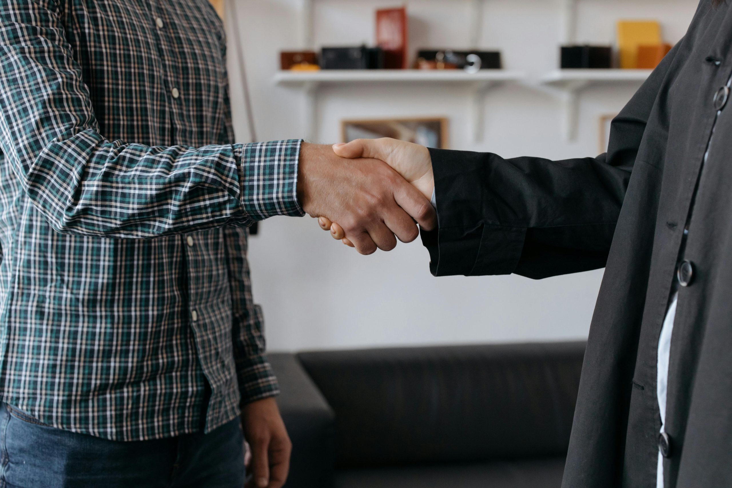 Bizim için bir proje teslimatta bitmez. Sisteminiz devreye girdikten sonra da yanınızdayız — optimizasyon süreçlerinde, ekip eğitimlerinde ve büyüme hedeflerinizde. Müşterilerimizin başarısı, bizim referansımızdır.