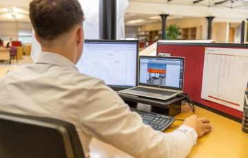 Fabrika zemininden kontrol odasına kadar her noktada doğru veri, doğru karar. Mühendislik çözümlerimizi sahadan gelen gerçek verilerle tasarlıyor; ölçülebilir, izlenebilir ve sürdürülebilir sonuçlar sunuyoruz.